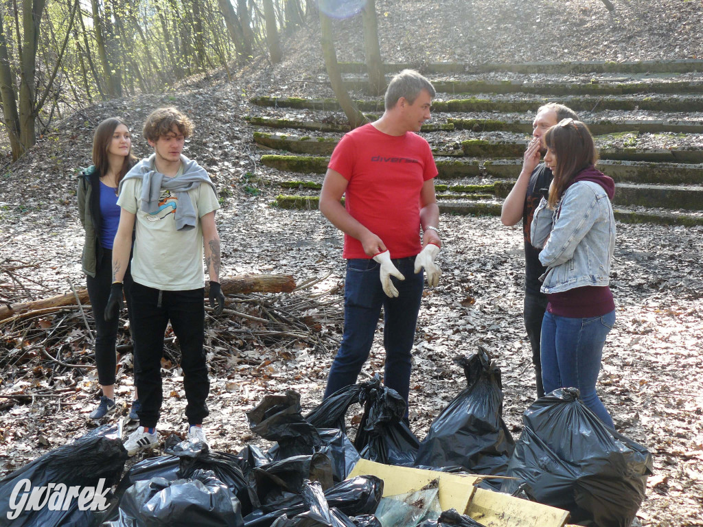 Tarnowskie Góry. Sprzątanie parku Piny