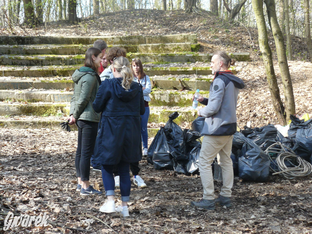 Tarnowskie Góry. Sprzątanie parku Piny
