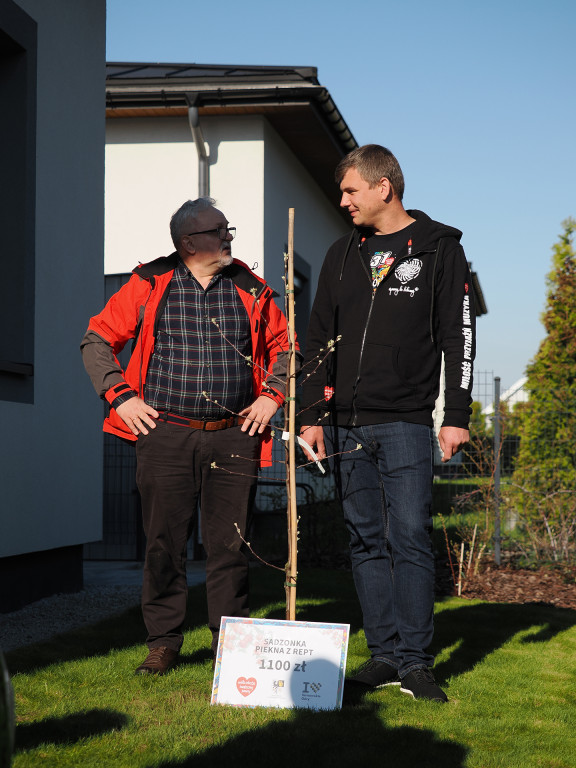 Burmistrz Czech posadził jabłoń w ogrodzie...