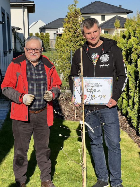 Burmistrz Czech posadził jabłoń w ogrodzie...