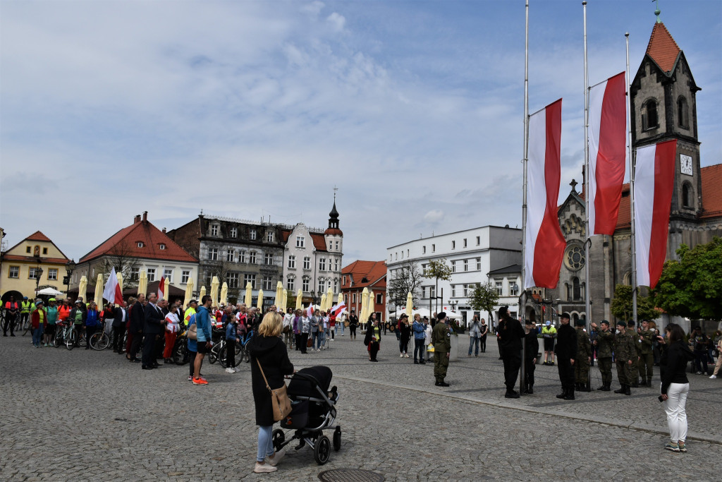 Tarnowskie Góry. Święto polskiej flagi. Hymn i rajd rowerowy