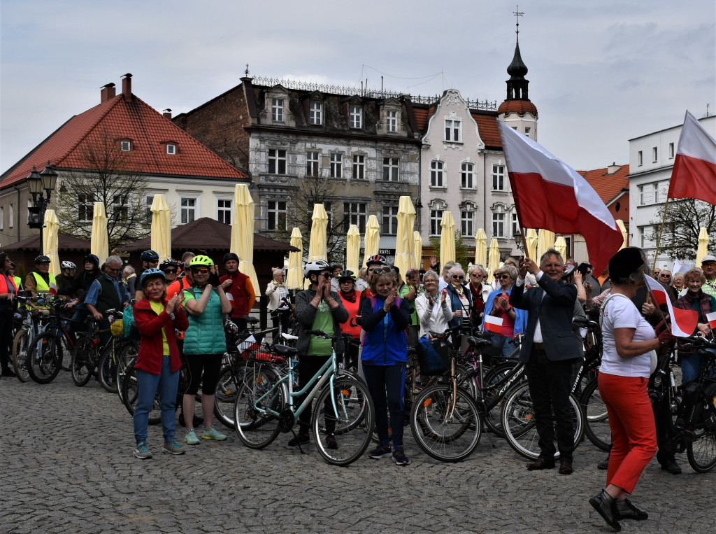 Tarnowskie Góry. Święto polskiej flagi. Hymn i rajd rowerowy