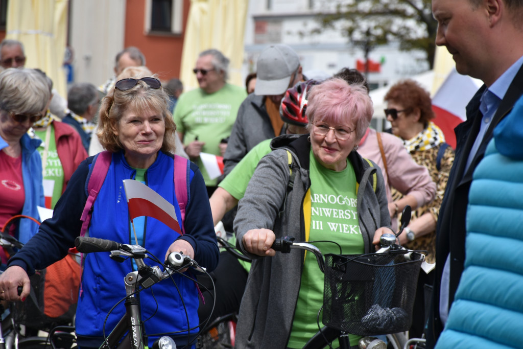 Tarnowskie Góry. Święto polskiej flagi. Hymn i rajd rowerowy