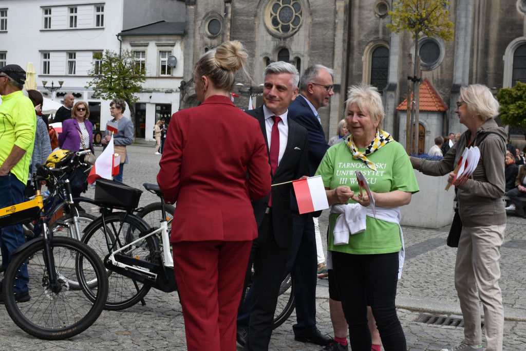 Tarnowskie Góry. Święto polskiej flagi. Hymn i rajd rowerowy