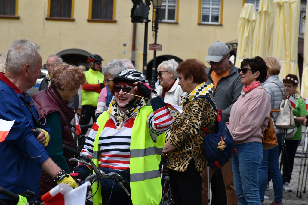 Tarnowskie Góry. Święto polskiej flagi. Hymn i rajd rowerowy
