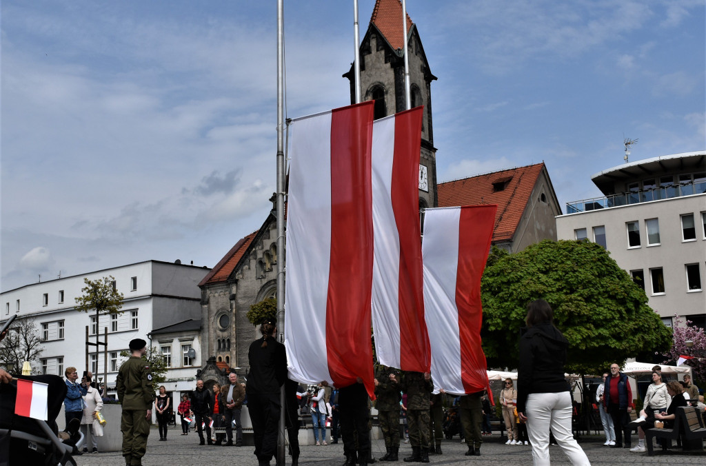 Tarnowskie Góry. Święto polskiej flagi. Hymn i rajd rowerowy
