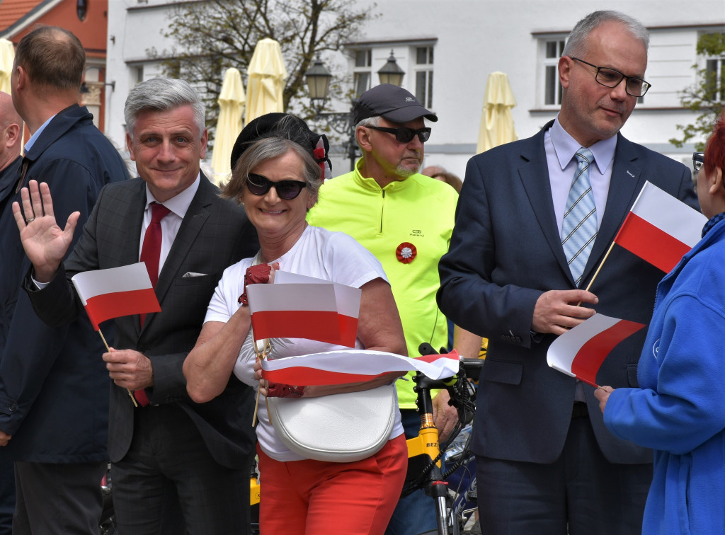 Tarnowskie Góry. Święto polskiej flagi. Hymn i rajd rowerowy