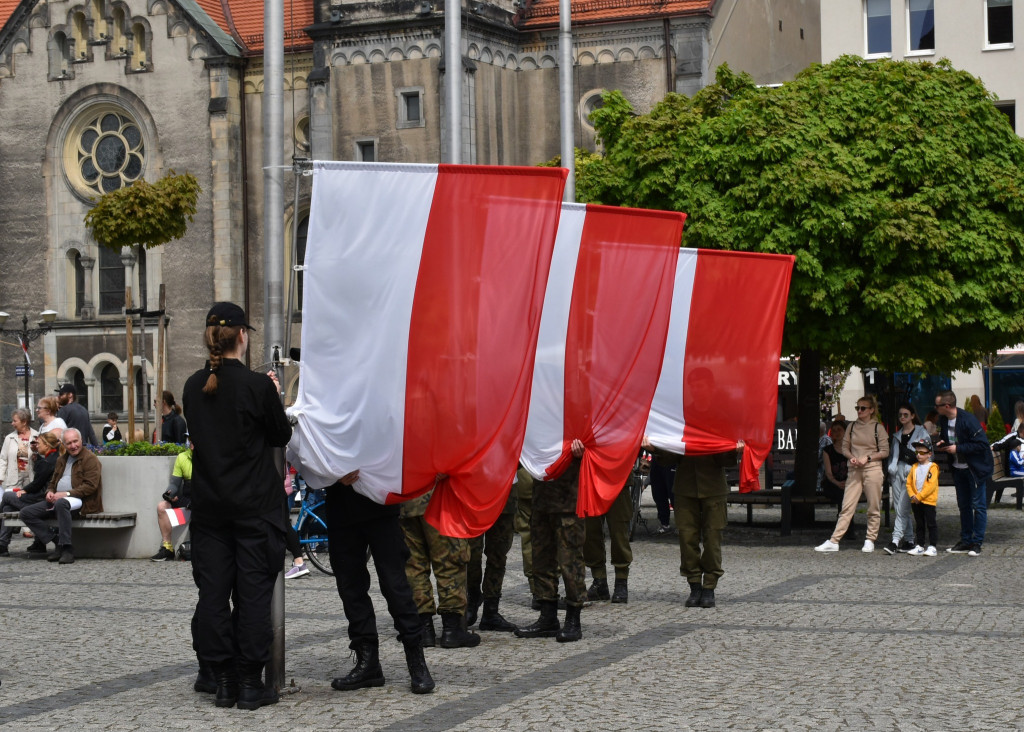 Tarnowskie Góry. Święto polskiej flagi. Hymn i rajd rowerowy