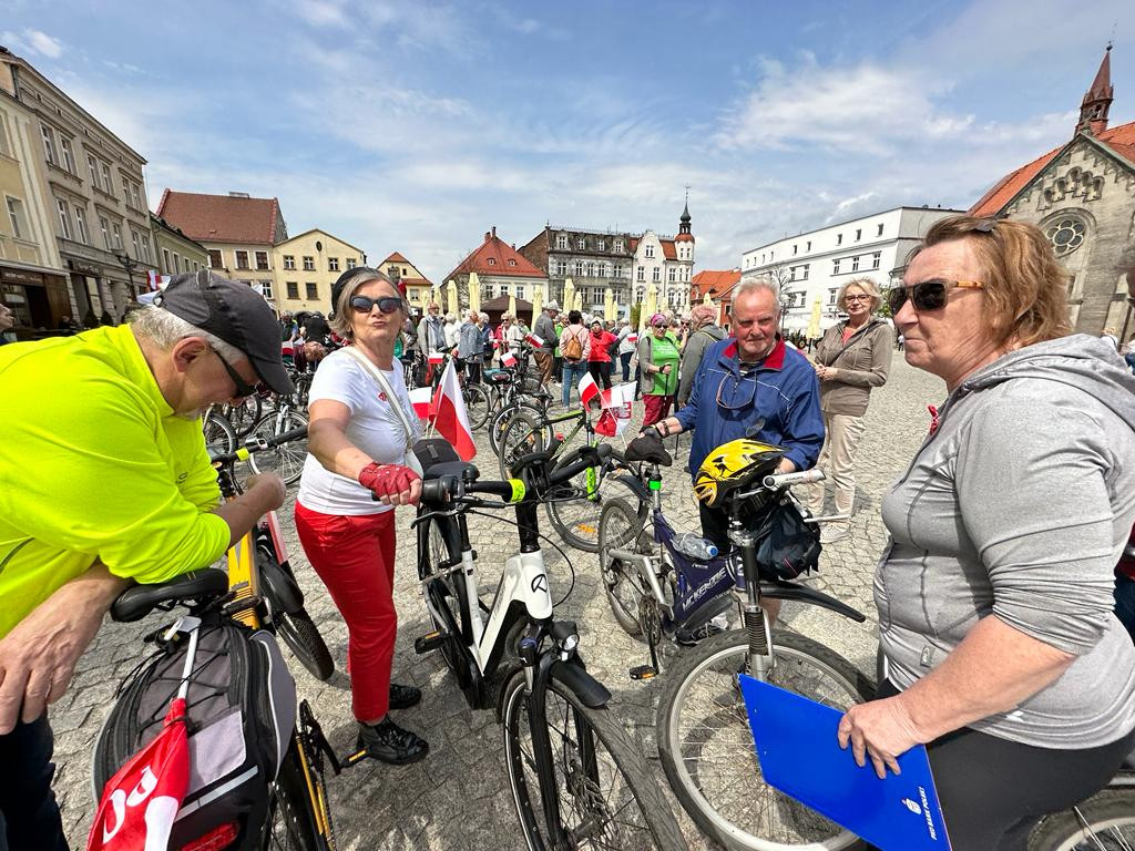 Tarnowskie Góry. Święto polskiej flagi. Hymn i rajd rowerowy