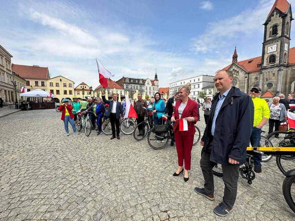 Tarnowskie Góry. Święto polskiej flagi. Hymn i rajd rowerowy