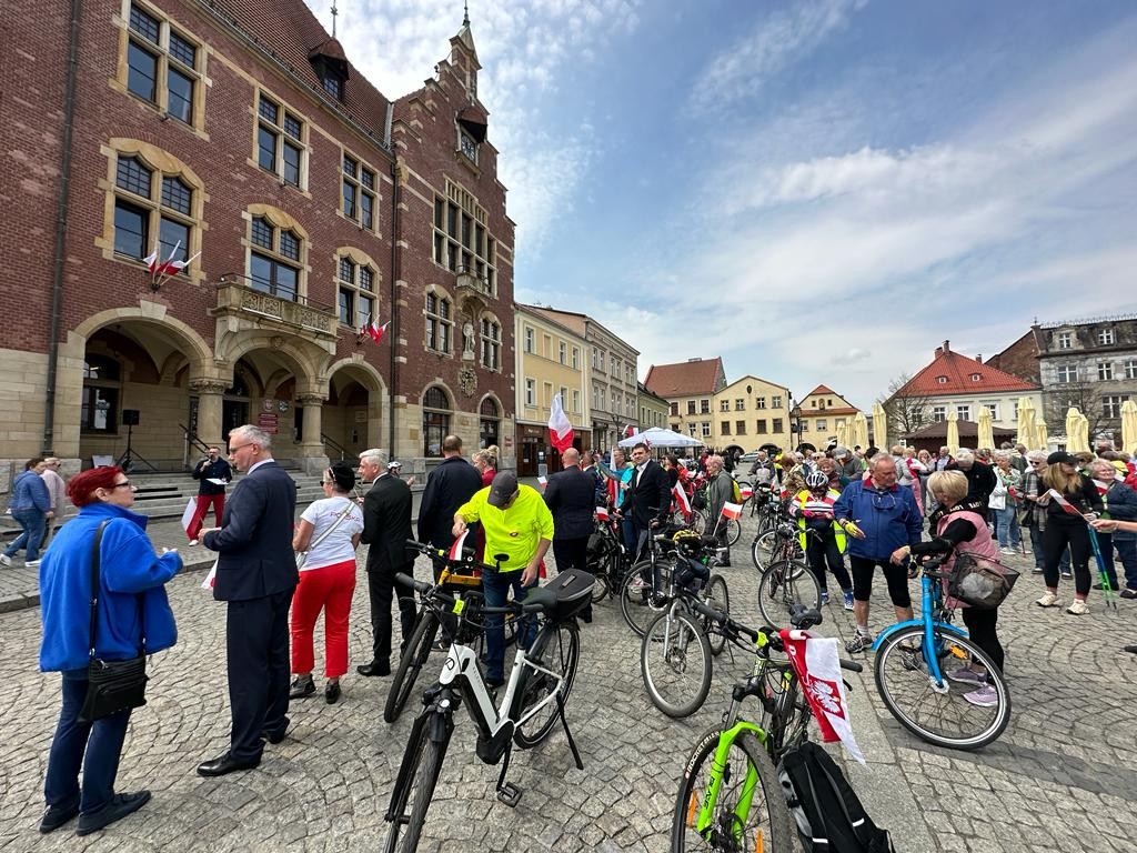 Tarnowskie Góry. Święto polskiej flagi. Hymn i rajd rowerowy