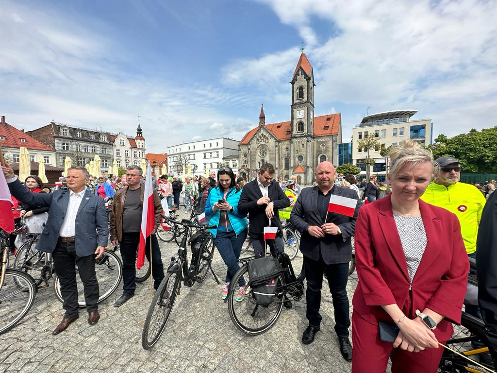 Tarnowskie Góry. Święto polskiej flagi. Hymn i rajd rowerowy