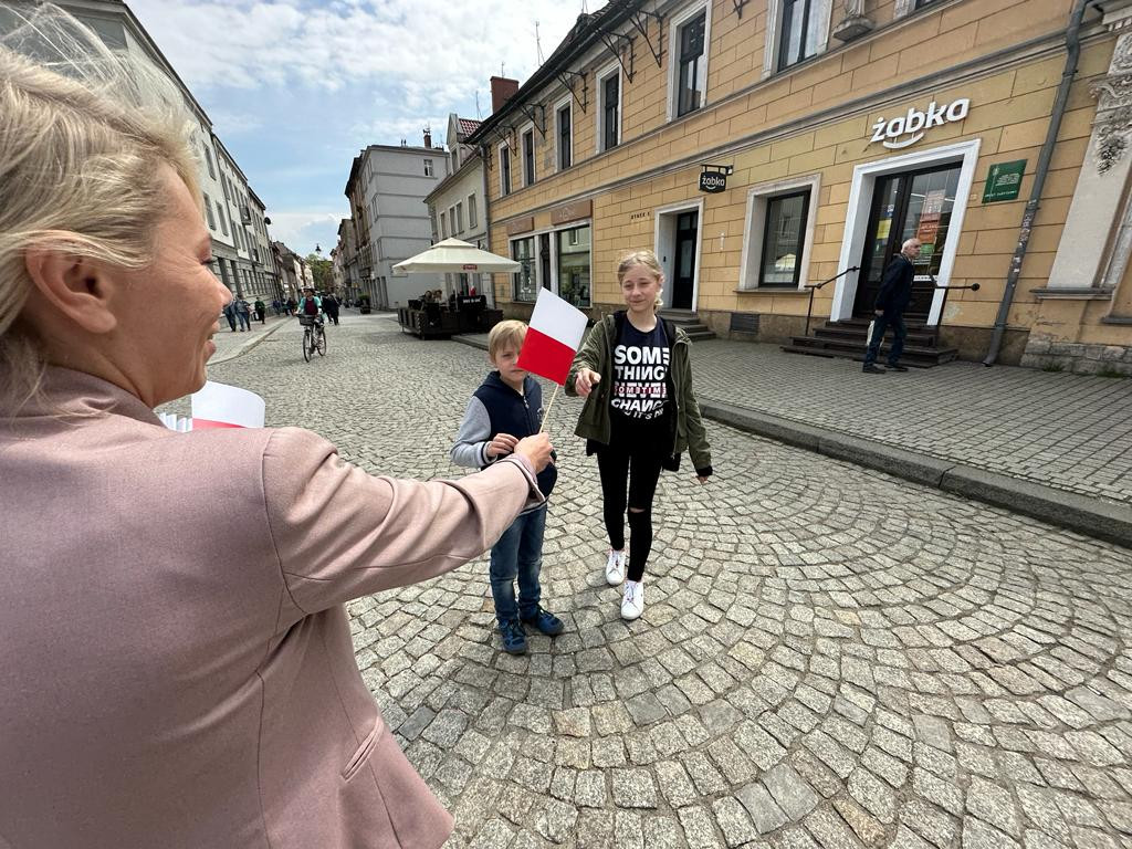 Tarnowskie Góry. Święto polskiej flagi. Hymn i rajd rowerowy