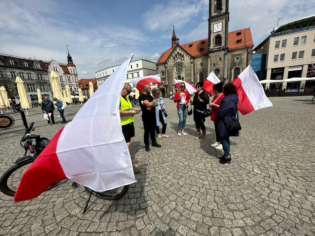 Tarnowskie Góry. Święto polskiej flagi. Hymn i rajd rowerowy