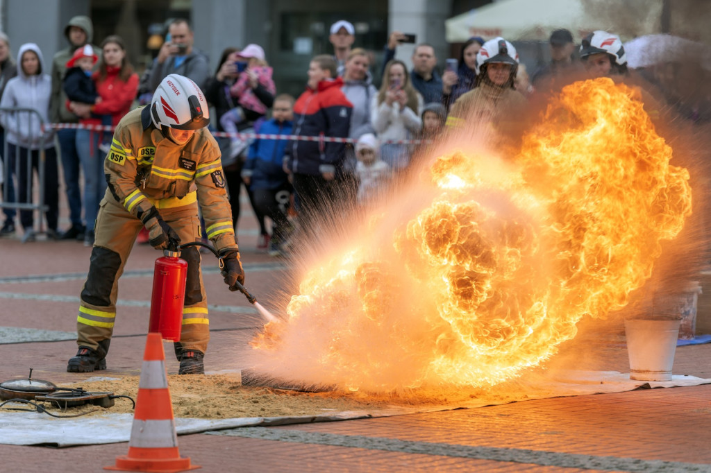Na rynku strażacy gasili płonący olej