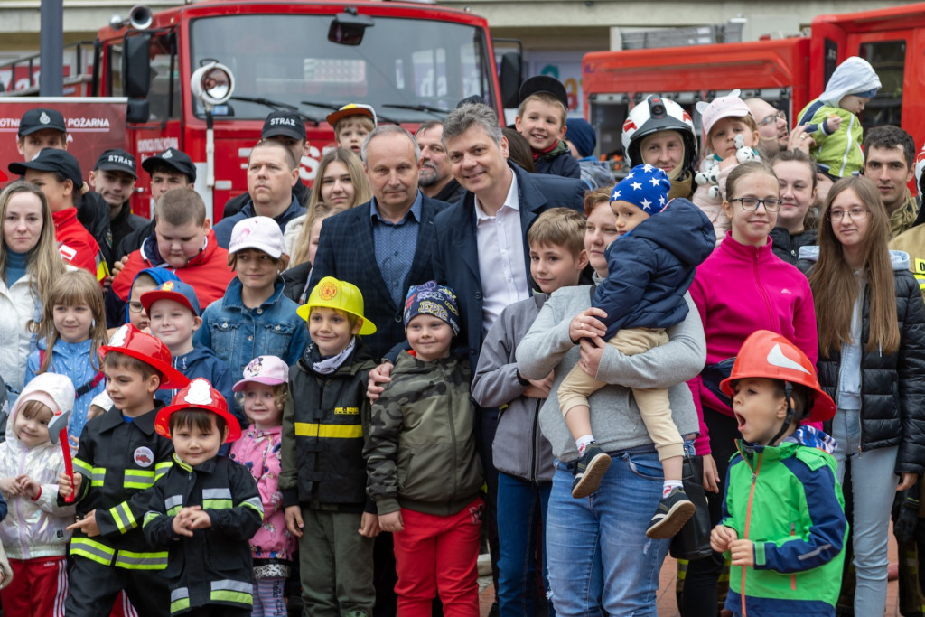 Na rynku strażacy gasili płonący olej