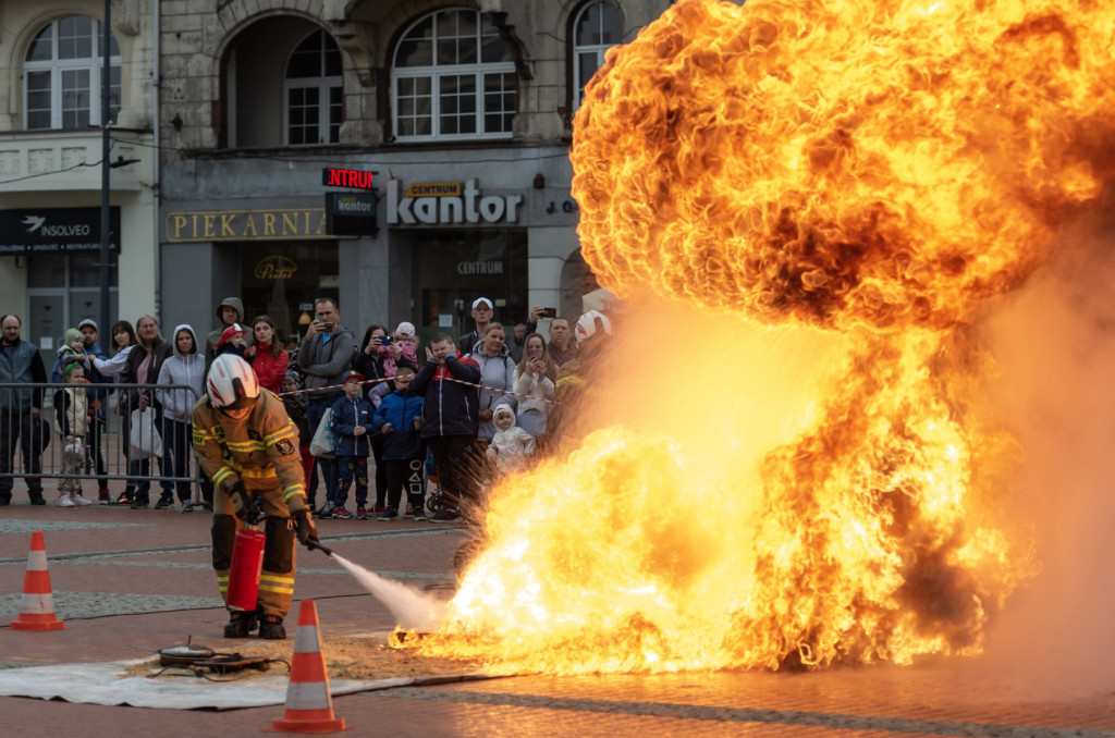 Na rynku strażacy gasili płonący olej