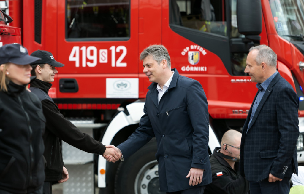 Na rynku strażacy gasili płonący olej