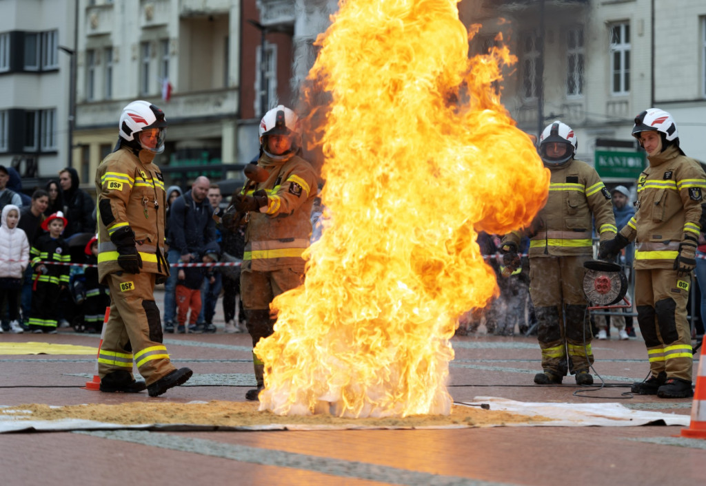 Na rynku strażacy gasili płonący olej