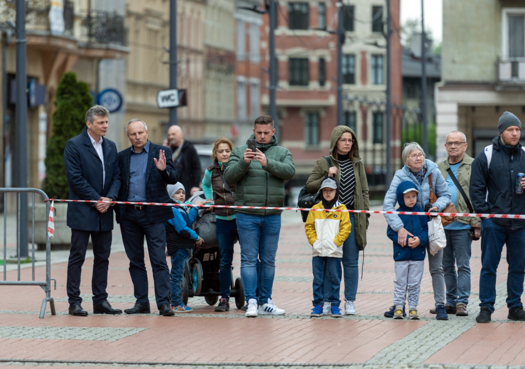 Na rynku strażacy gasili płonący olej