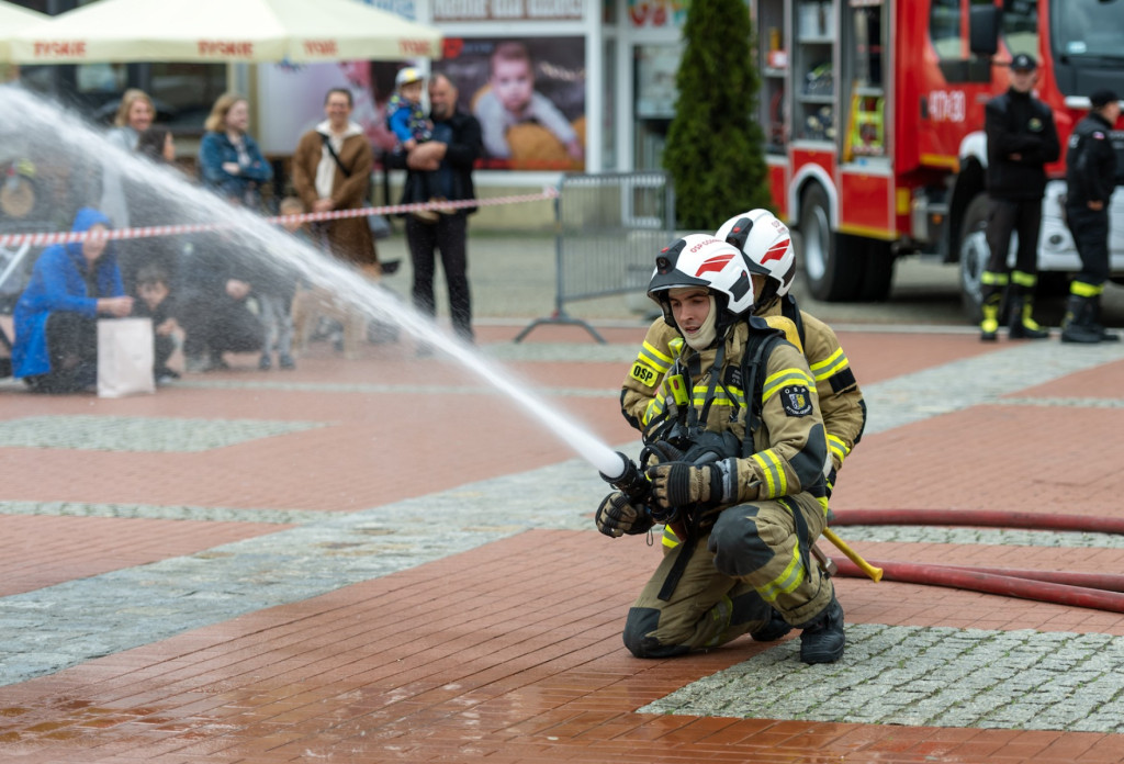 Na rynku strażacy gasili płonący olej