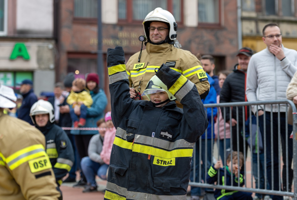 Na rynku strażacy gasili płonący olej