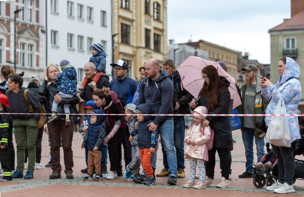 Na rynku strażacy gasili płonący olej