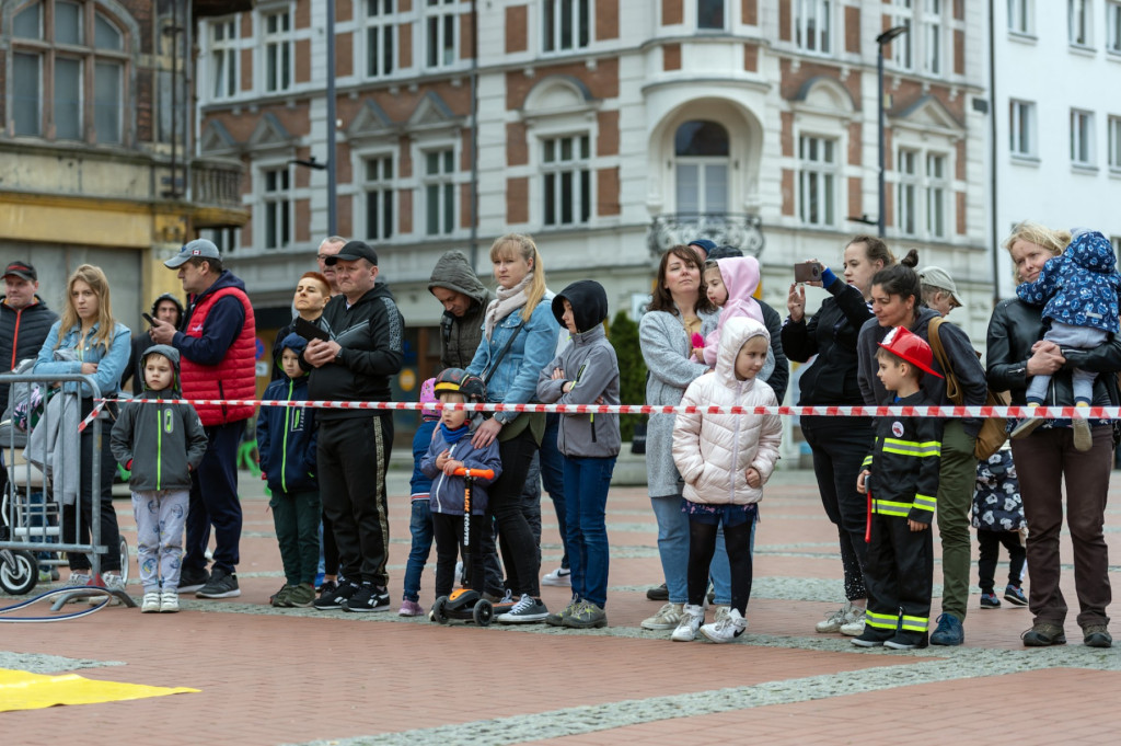 Na rynku strażacy gasili płonący olej