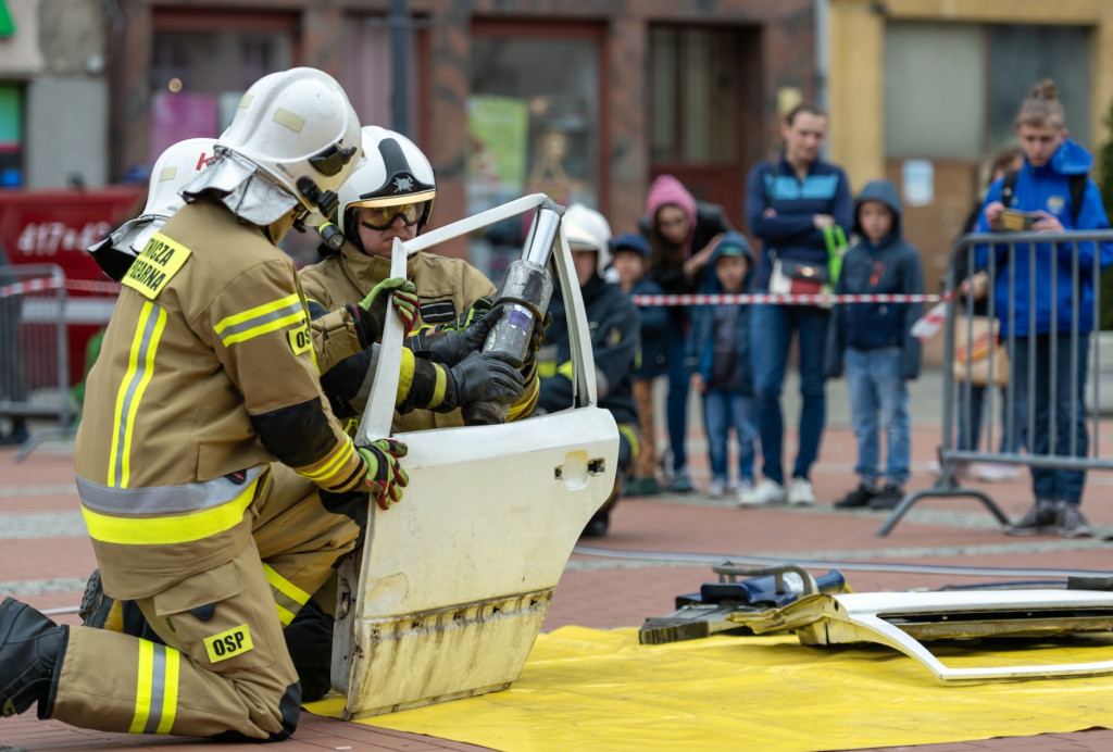 Na rynku strażacy gasili płonący olej