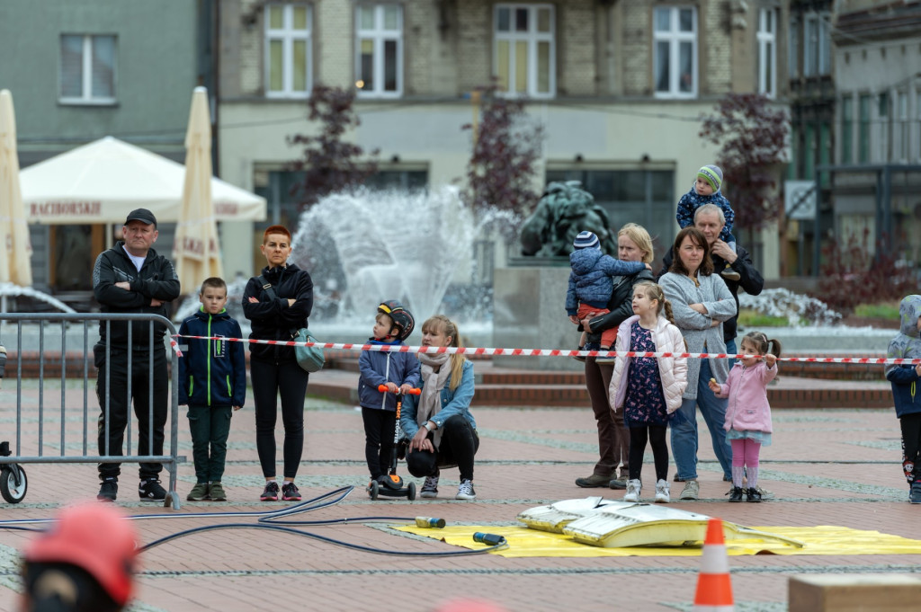 Na rynku strażacy gasili płonący olej