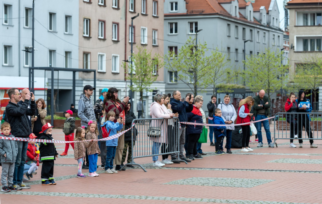 Na rynku strażacy gasili płonący olej