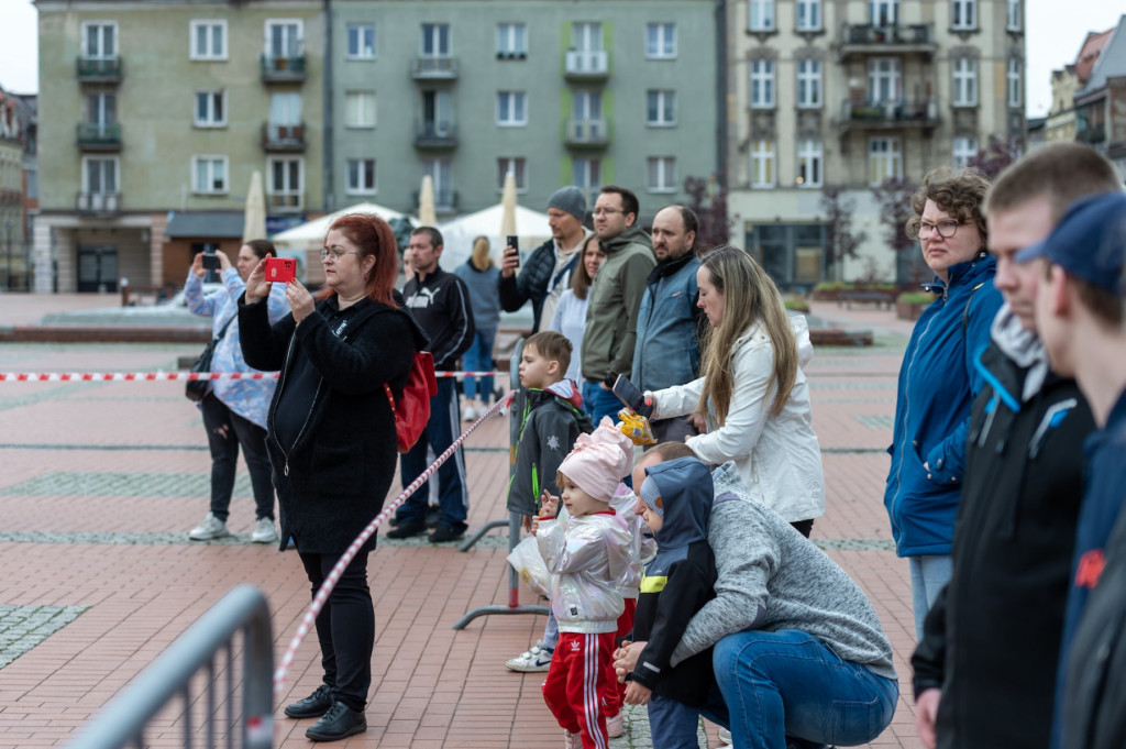 Na rynku strażacy gasili płonący olej