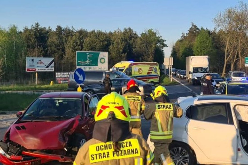 Zderzenie 3 aut na skrzyżowaniu z DK 78