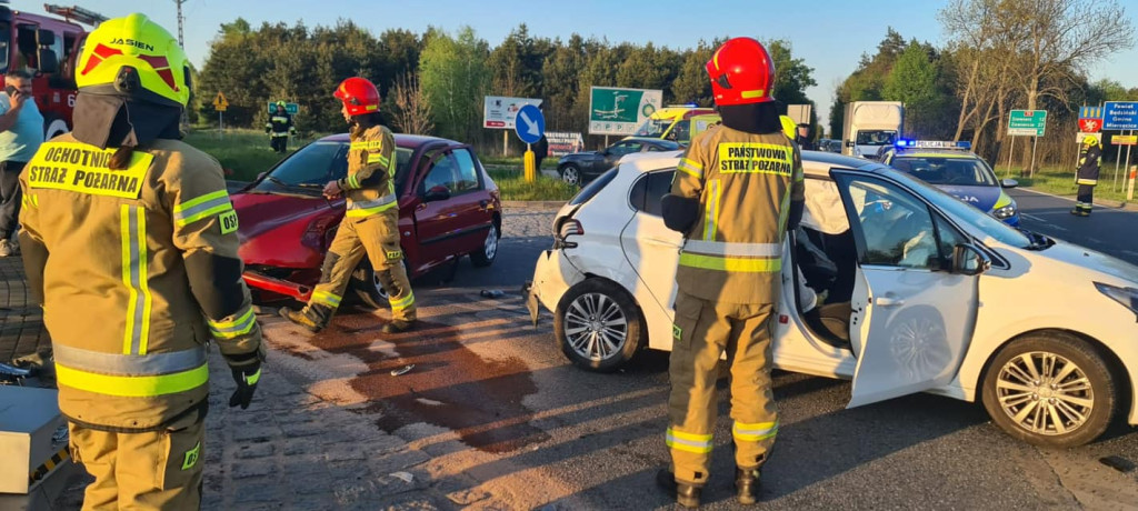 Zderzenie 3 aut na skrzyżowaniu z DK 78