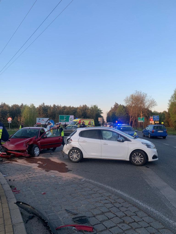 Zderzenie 3 aut na skrzyżowaniu z DK 78