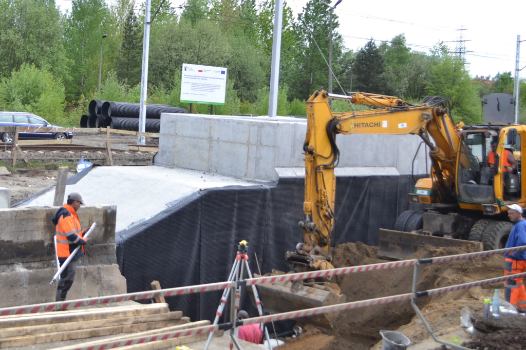 Peron dla nowej linii kolejowej. Gonią z robotą