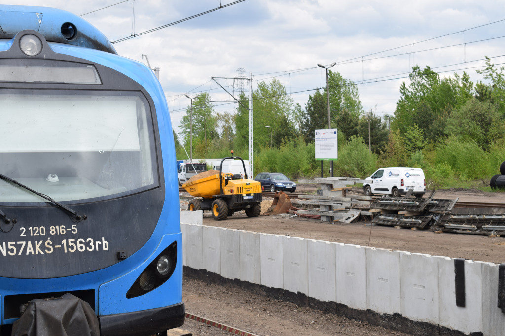 Peron dla nowej linii kolejowej. Gonią z robotą