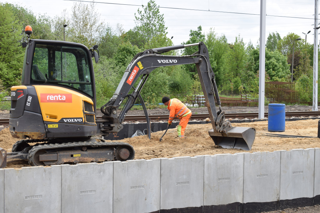 Peron dla nowej linii kolejowej. Gonią z robotą