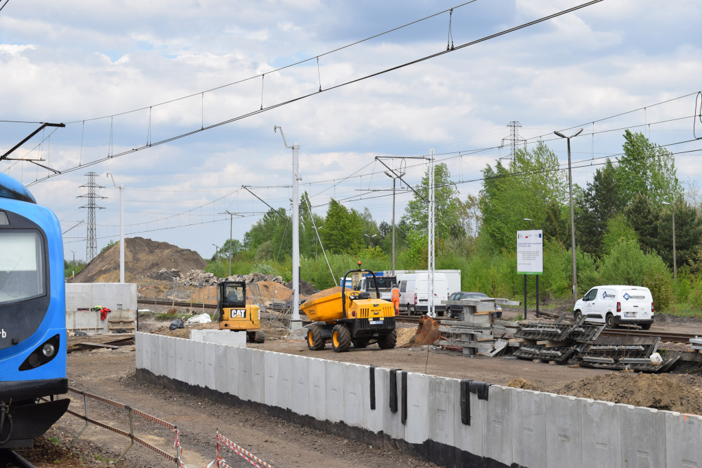 Peron dla nowej linii kolejowej. Gonią z robotą