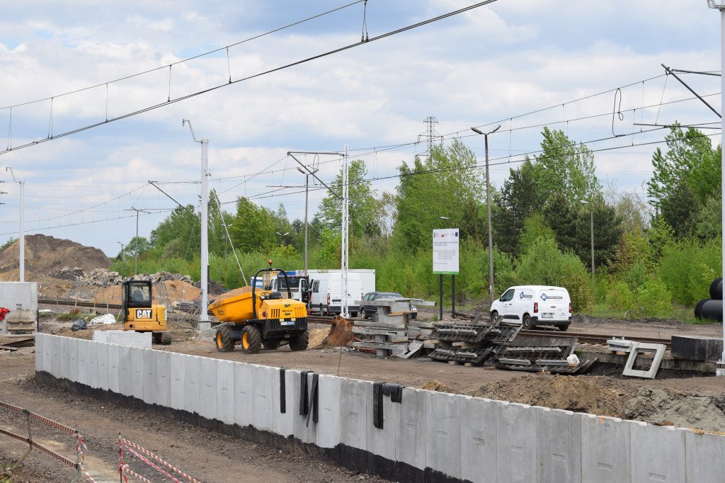 Peron dla nowej linii kolejowej. Gonią z robotą