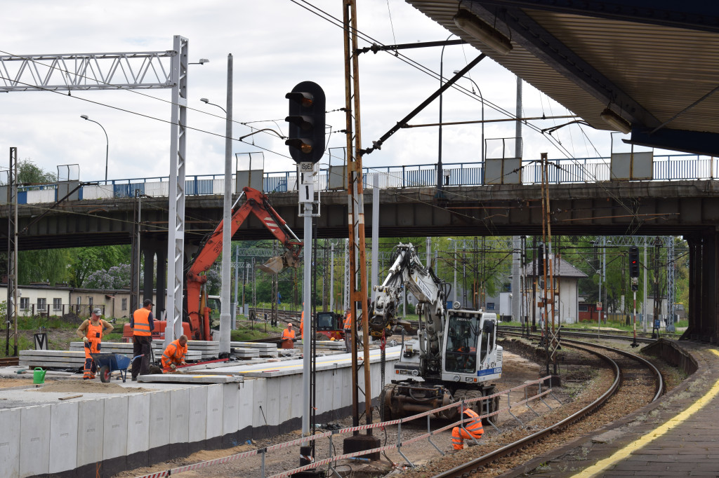Peron dla nowej linii kolejowej. Gonią z robotą