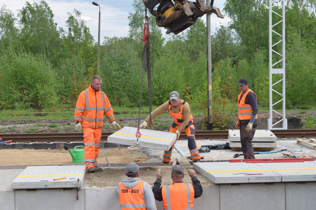 Peron dla nowej linii kolejowej. Gonią z robotą