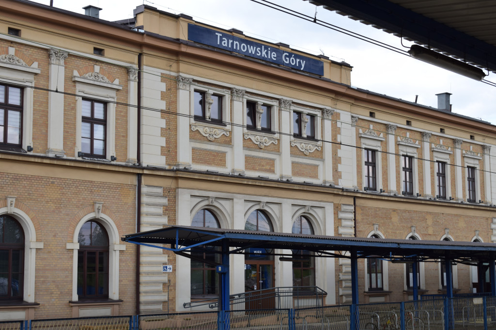 Peron dla nowej linii kolejowej. Gonią z robotą