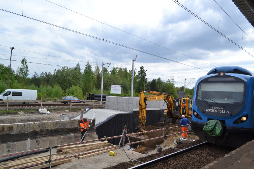 Peron dla nowej linii kolejowej. Gonią z robotą