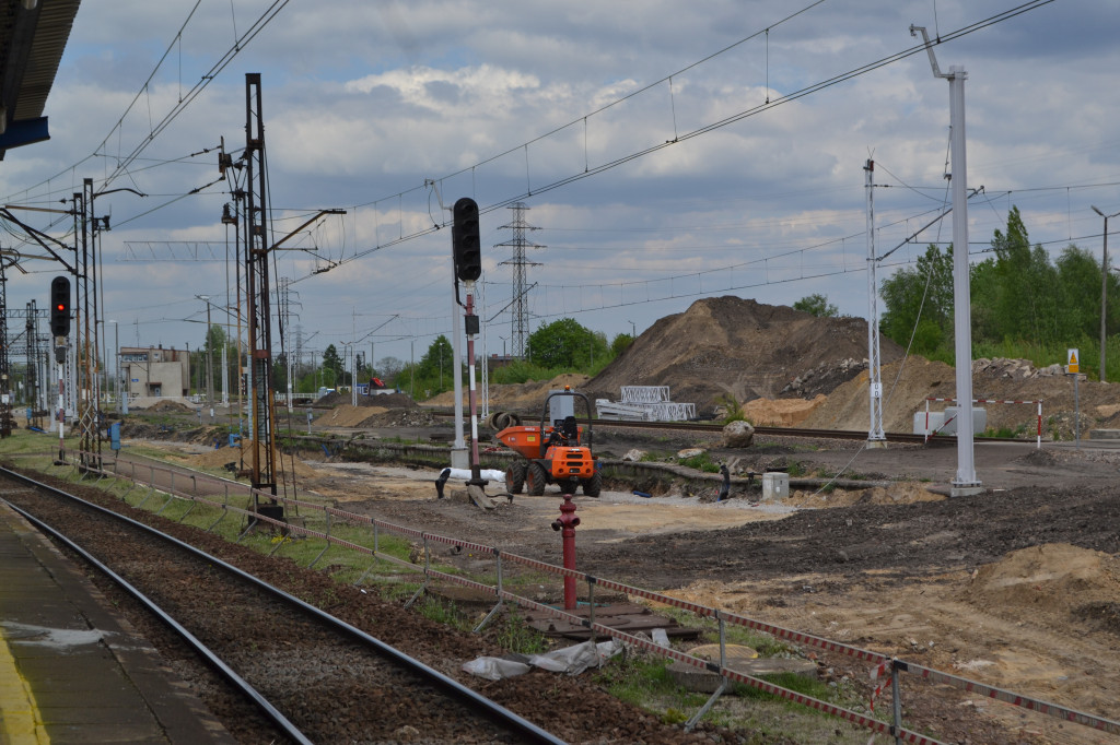 Peron dla nowej linii kolejowej. Gonią z robotą
