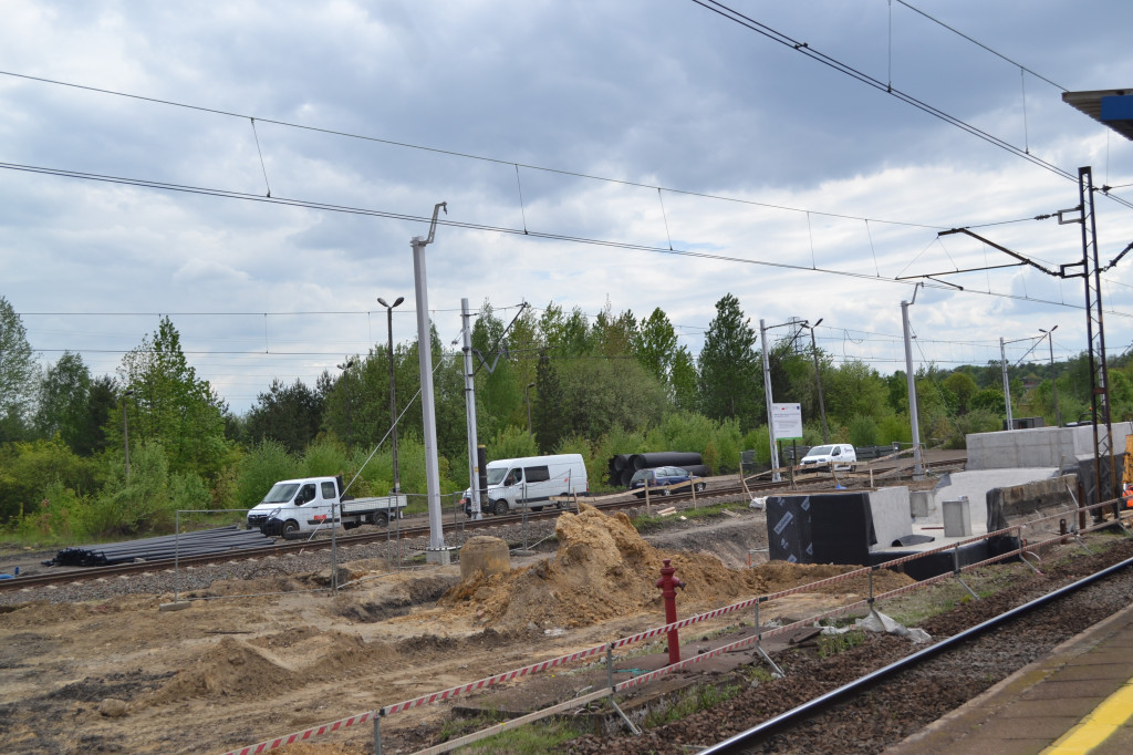 Peron dla nowej linii kolejowej. Gonią z robotą