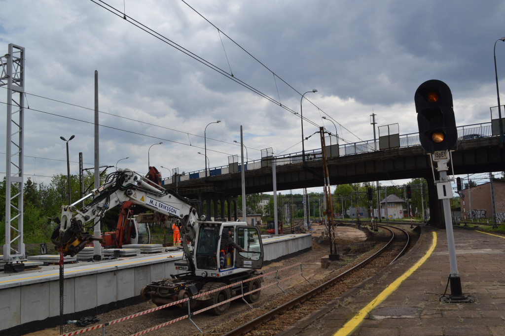 Peron dla nowej linii kolejowej. Gonią z robotą