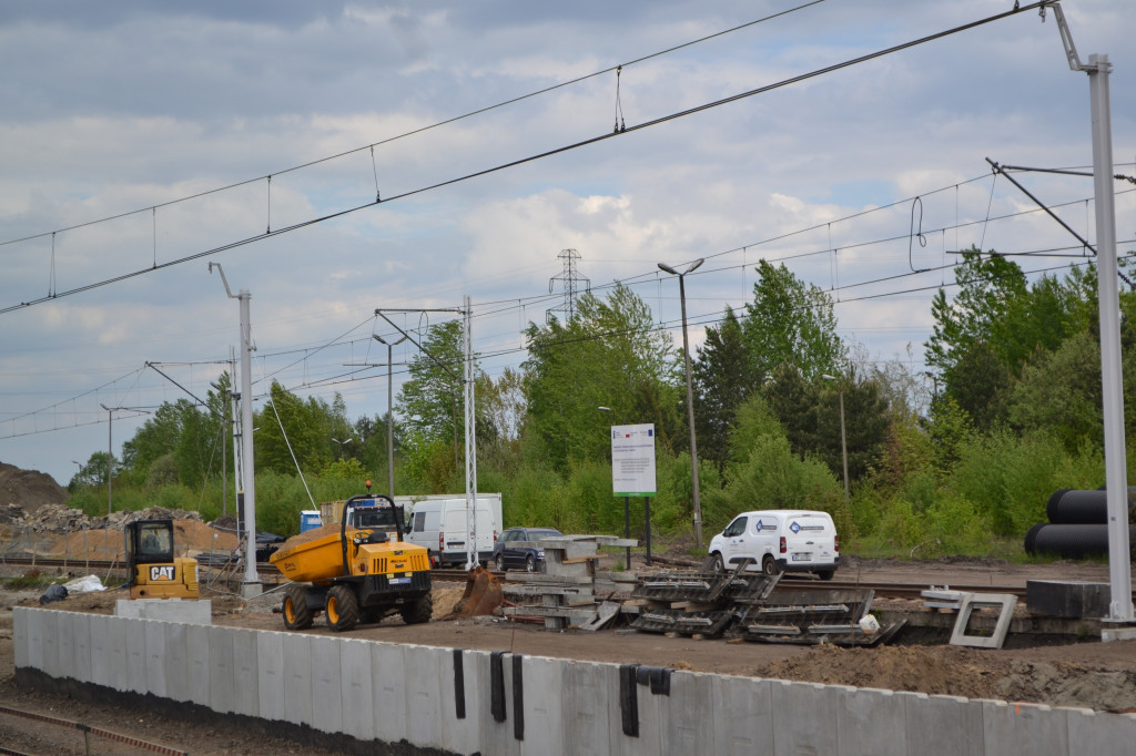 Peron dla nowej linii kolejowej. Gonią z robotą