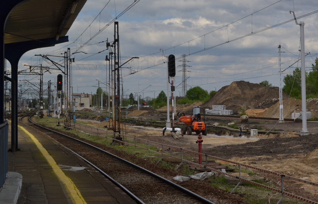Peron dla nowej linii kolejowej. Gonią z robotą