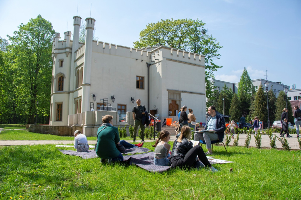 Światowy Dzień Pszczoły. Zwiedzali pasiekę, budowali ule